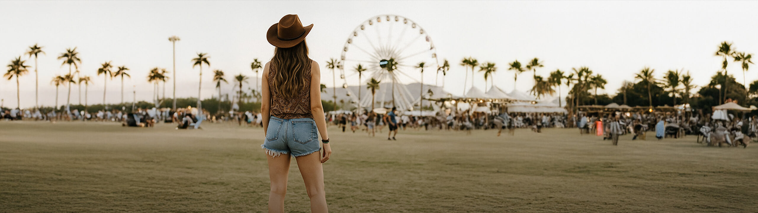 Cowgirl auf einem Festival mit Riesenrad.