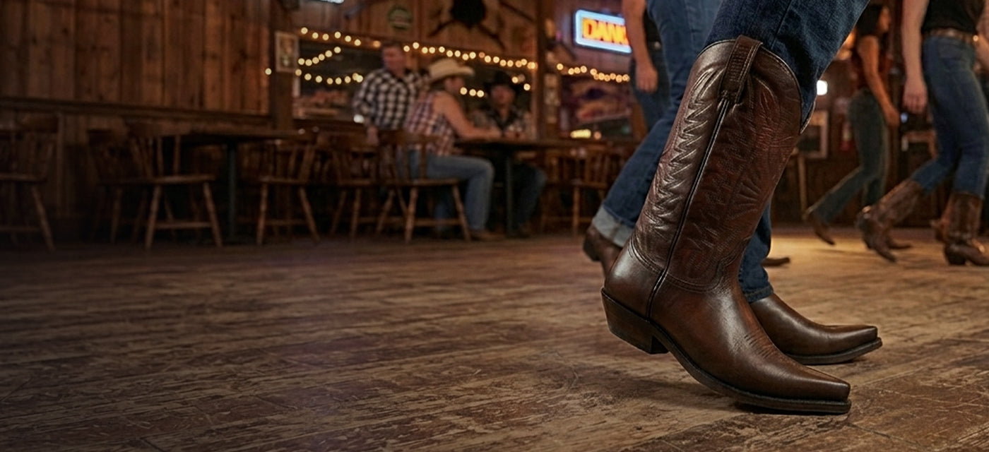 Cowboystiefel in Braun auf einer Linedance Tanzfläche.