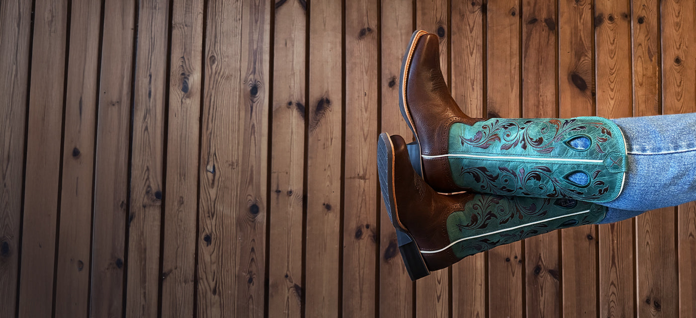 Westernreitstiefel mit Blumenstickerei in den Farben Braun und Türkis. 